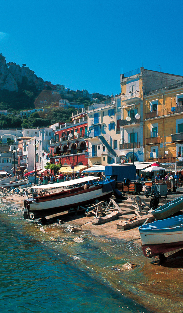 Лодки у причала на курорте Лидо ди Эзоло, Италия