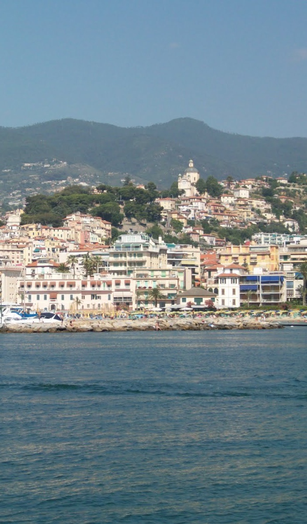 Лодки у причала на курорте Сан Бартоломео Аль Маре, Италия