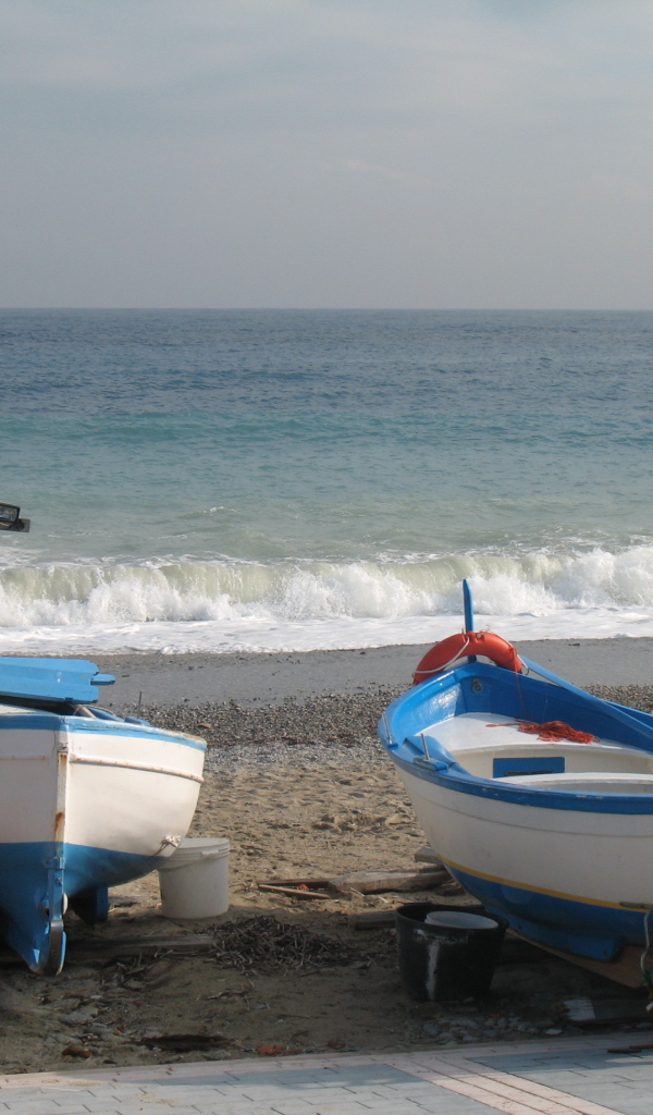 Лодки на пляже на курорте Ноли, Италия