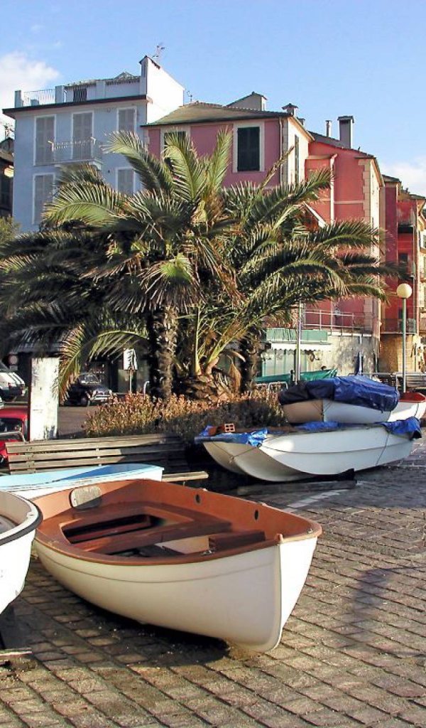 Лодки на набережной на курорте Челле Лигуре, Италия