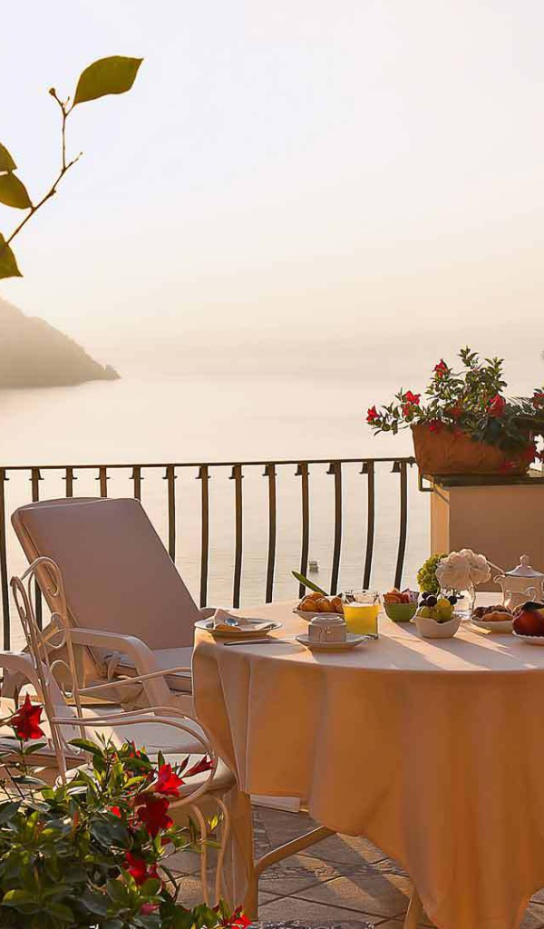 Завтрак на террасе на курорте Позитано, Италия