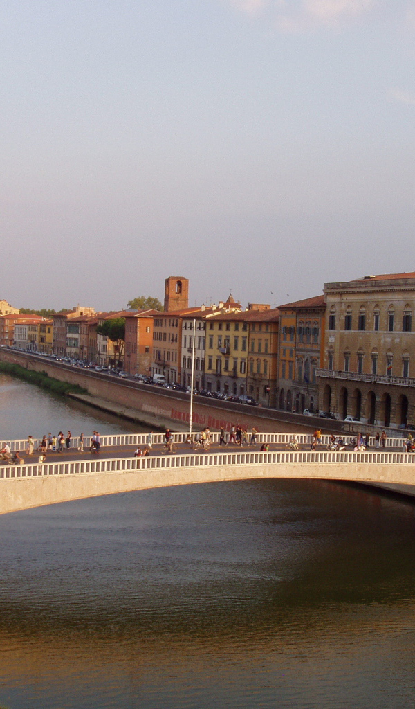 Мост через канал в Пизе, Италия