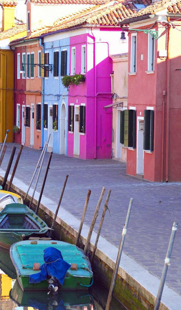 Яркие дома на берегу канала на острове Мурано, Италия