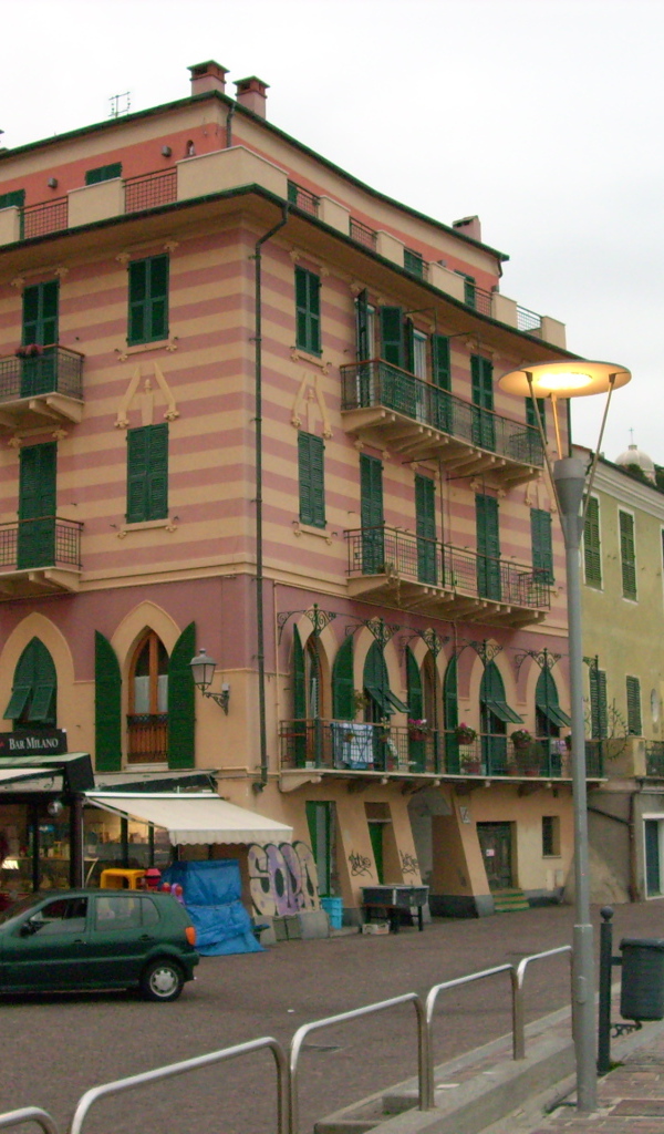 Здание на улице на курорте Челле Лигуре, Италия