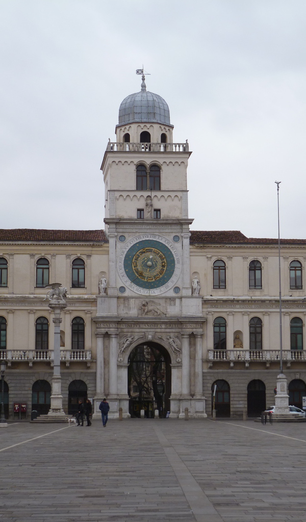 Здание с часами в Падуе, Италия