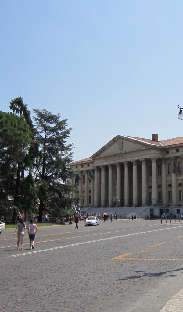 Здание с колоннами в Вероне, Италия