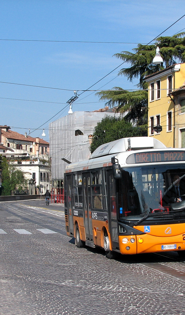 Автобус на улице города в Падуе, Италия