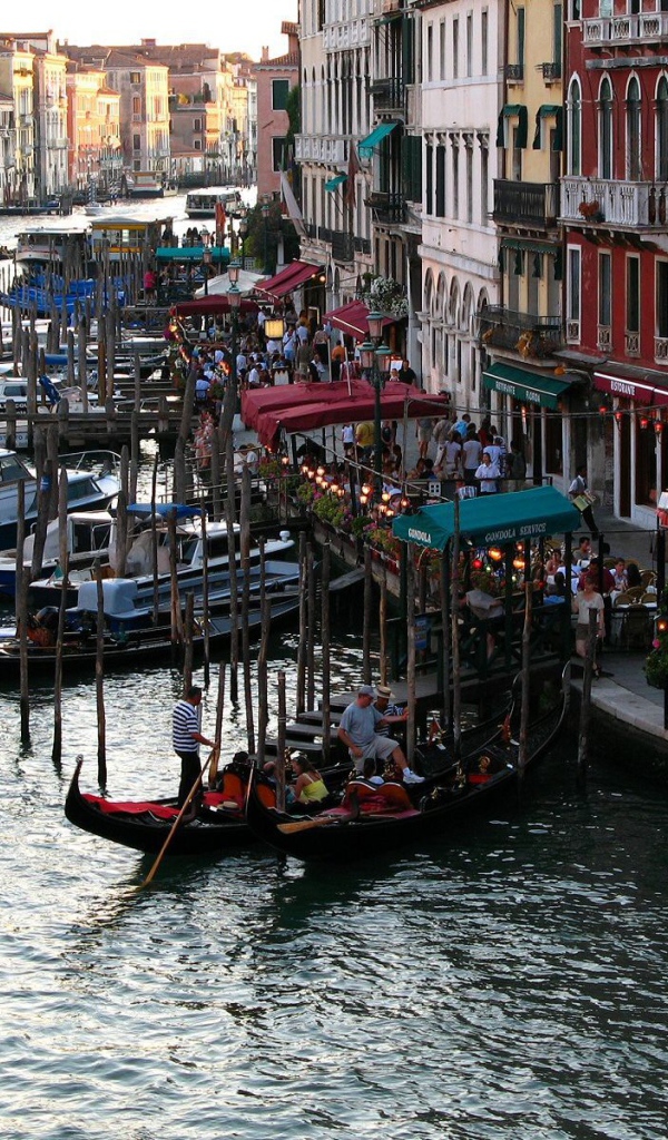 Оживленная улица в Венеции, Италия