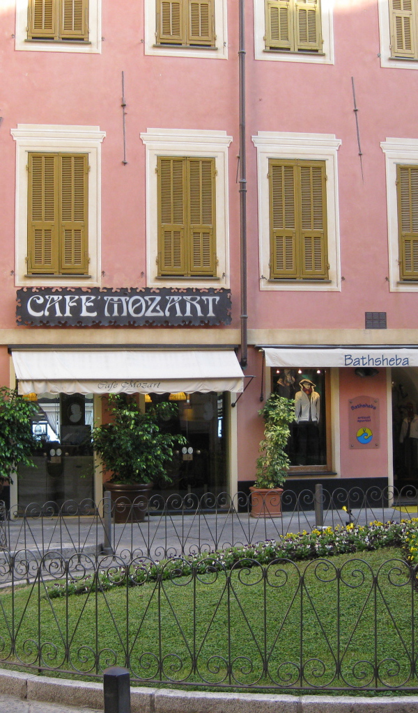 Кафе Моцарт на курорте Алассио, Италия