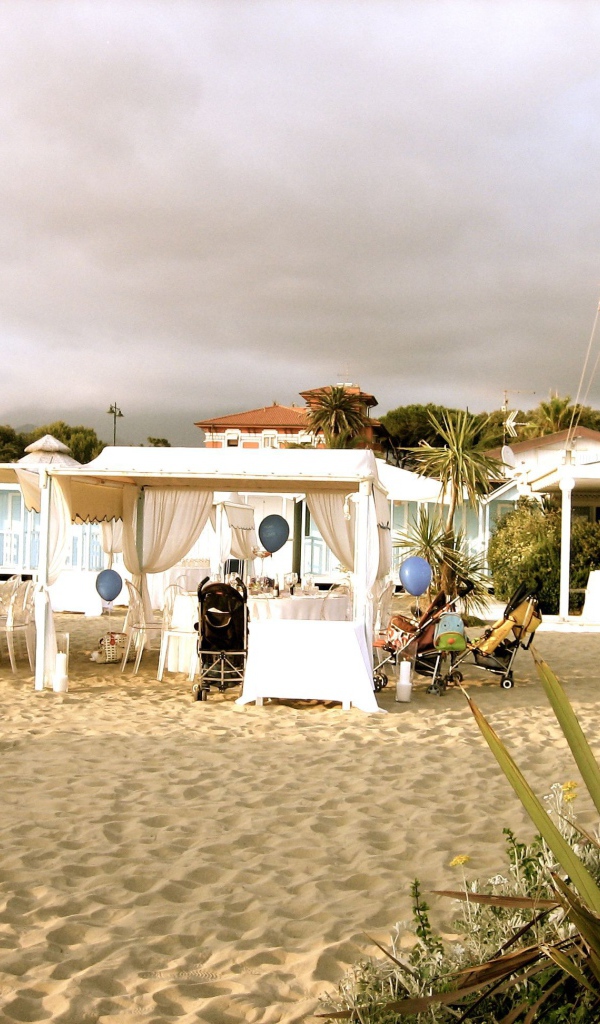 Кафе на пляже на курорте Форте дей Марми, Италия