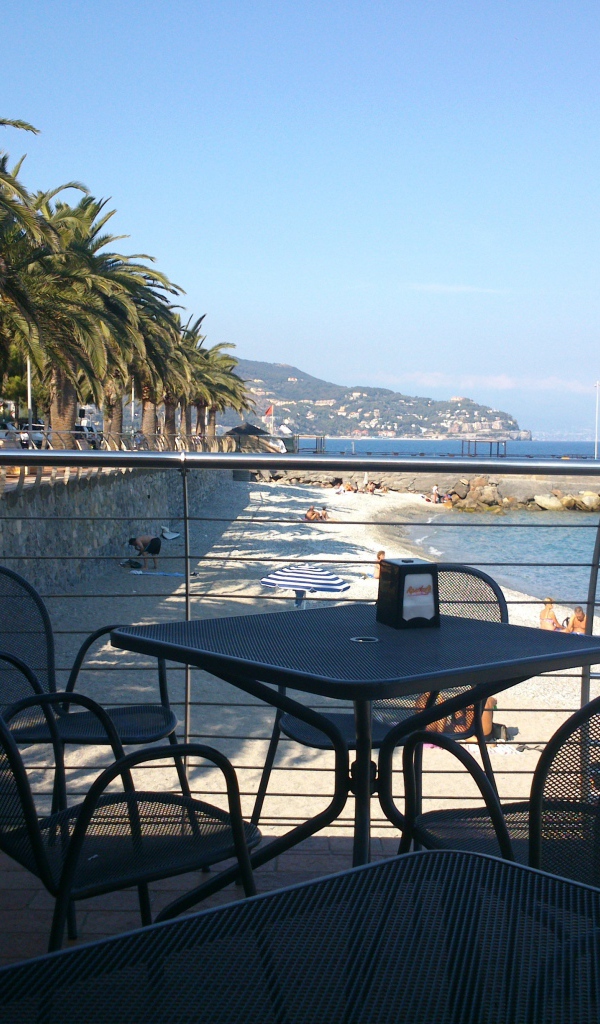 Кафе на пляже на курорте Ноли, Италия