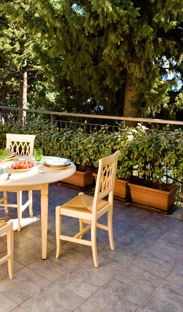 Кафе на набережной на курорте Алассио, Италия