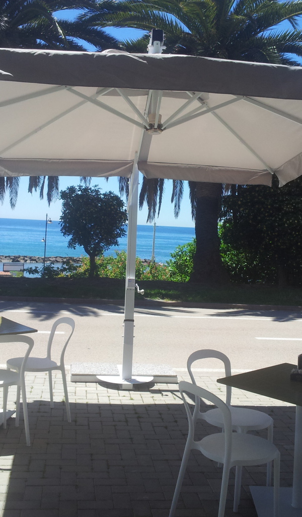 Кафе на набережной в Санто Стефано аль Маре, Италия