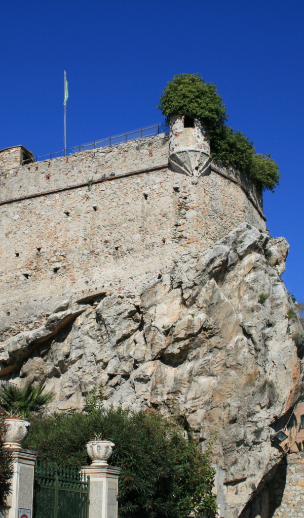 Замок на курорте в Пьетра Лигуре, Италия