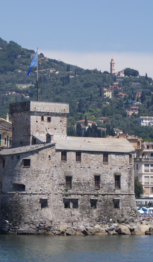 Замок на набережной на курорте Рапалло, Италия