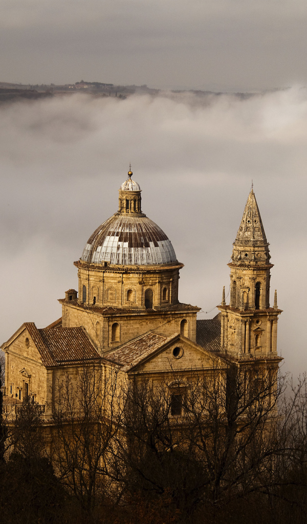 Собор на фоне тумана в Сиене, Италия