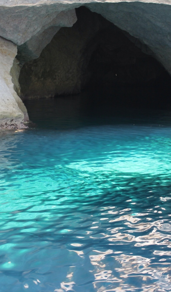 Пещера в скалах на острове Понца, Италия