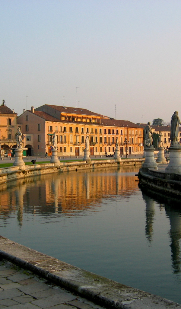 Канал в окружении статуй в Падуе, Италия