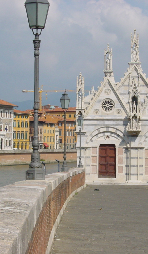 Церковь на берегу канала в Пизе, Италия