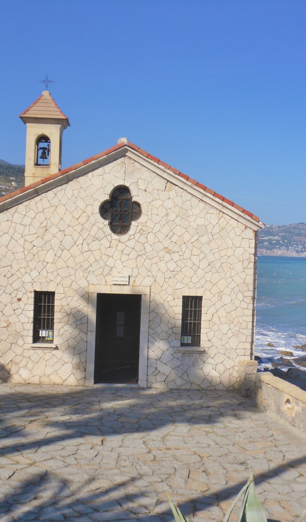 Церковь на набережной на курорте Бордигера, Италия