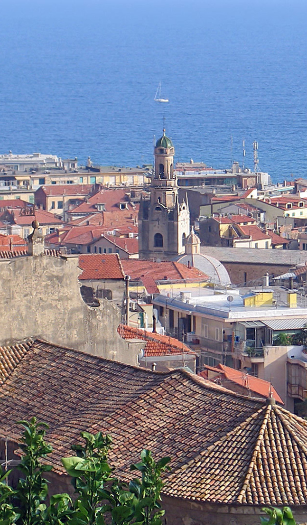 Город на фоне моря в Сан Ремо, Италия