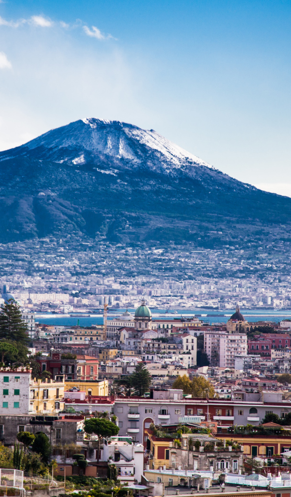 Город у подножия горы в Неаполе, Италия