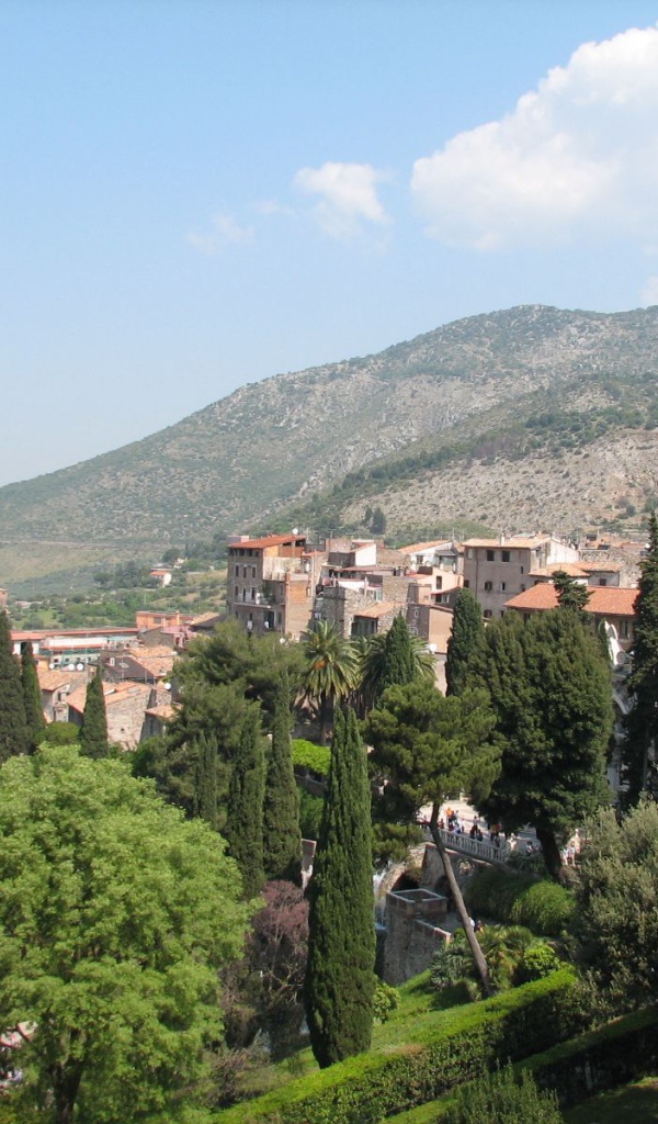 Город на фоне горы в Тиволи, Италия