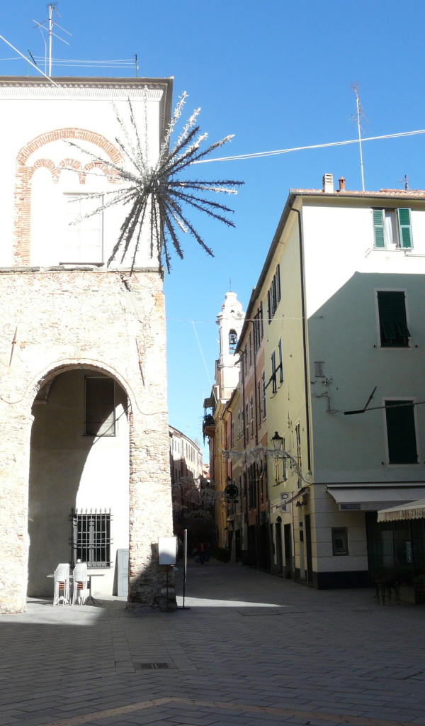 Городская улица в Лоано, Италия