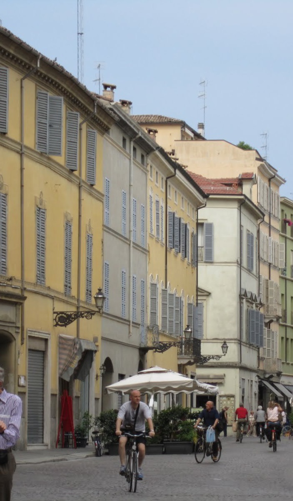 Городская улица в Парме, Италия