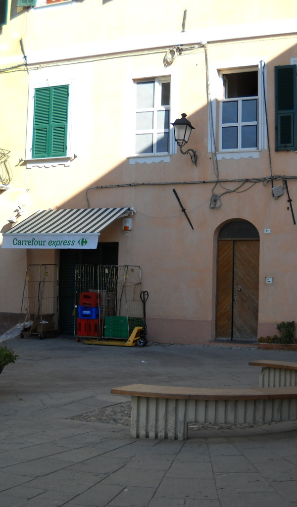 Городская улица в Санто Стефано аль Маре, Италия