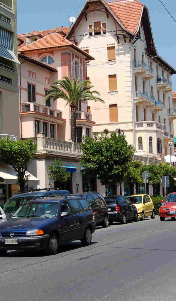 Городская улица на курорте Алассио, Италия