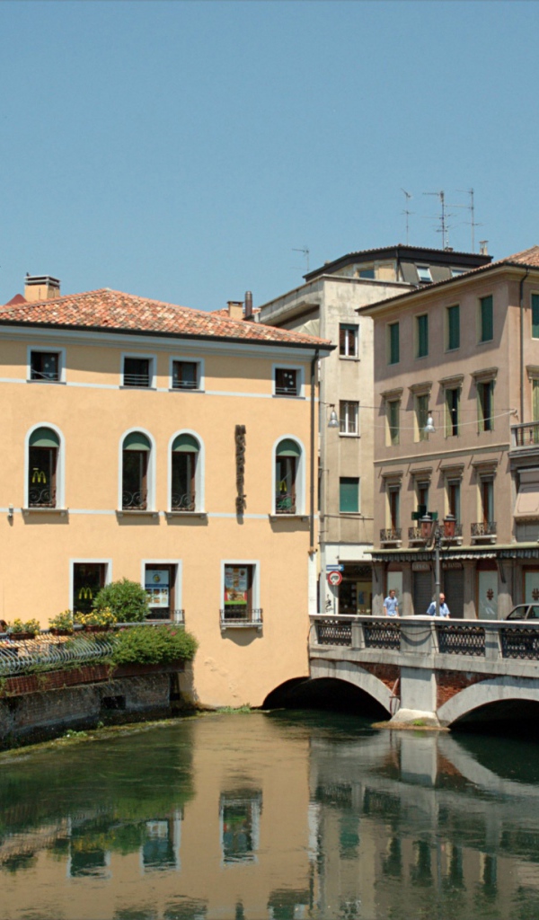 Городская улица на курорте Лидо ди Езоло, Италия