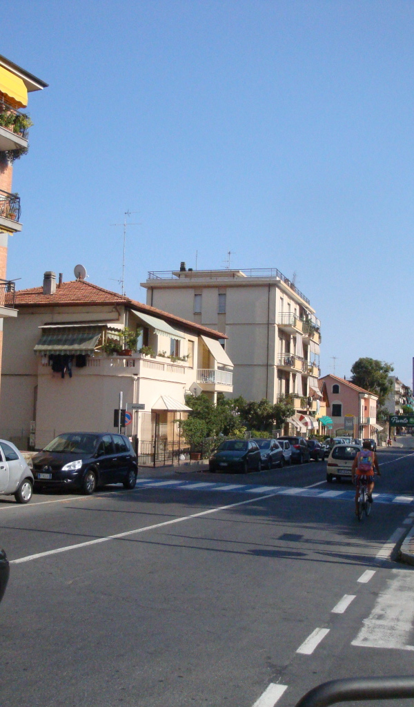 Городская улица на курорте Сан Бартоломео Аль Маре, Италия