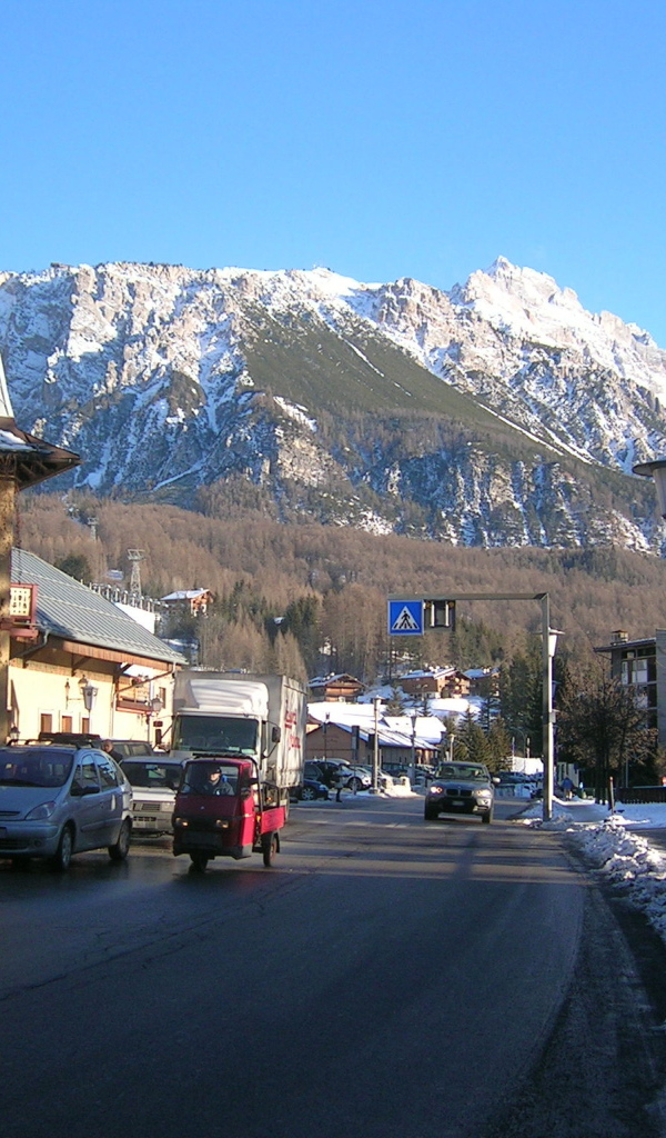 Городская улица на горнолыжном курорте Кортина д'Ампеццо, Италия
