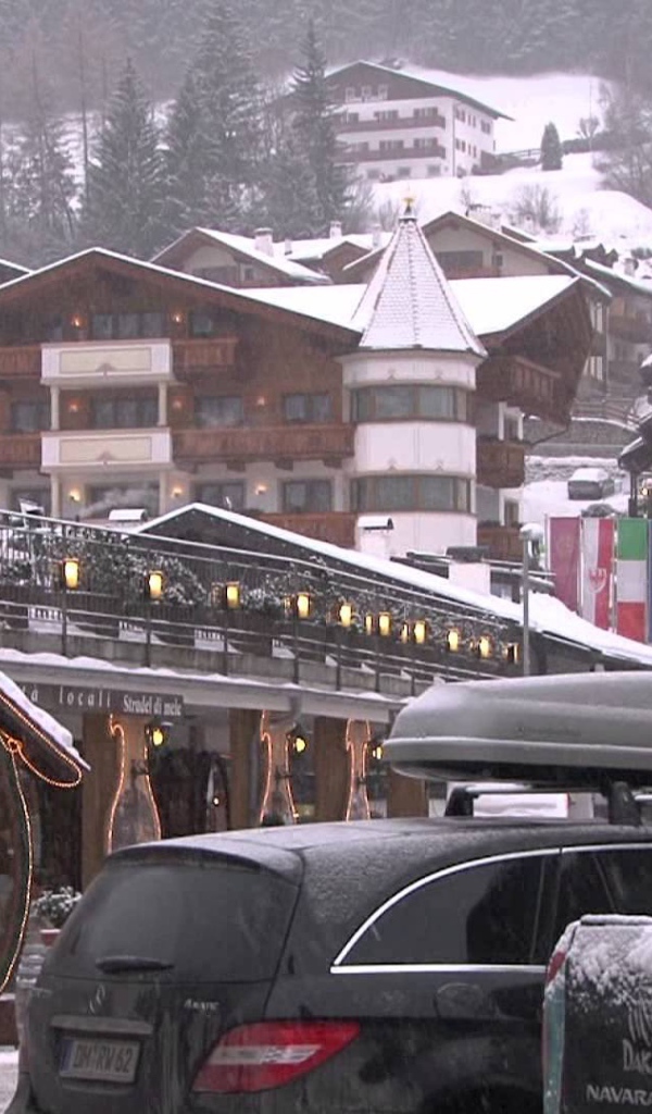 Городские улицы на горнолыжном курорте Валь Гардена, Италия