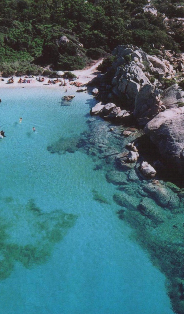 Прозрачная вода в лагуне на курорте Коста Смеральда, Италия