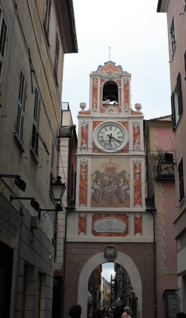 Башня с часами в Лоано, Италия