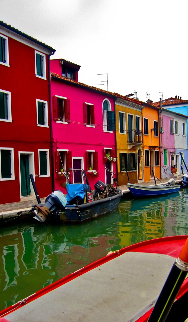 Разноцветные дома на острове Мурано, Италия