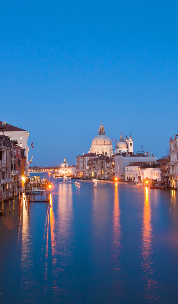 Предрассветный канал в Венеции, Италия