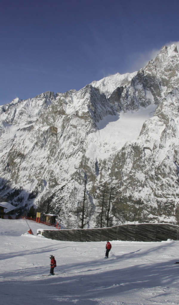 Спуск по лыжной трассе на курорте Курмайор, Италия
