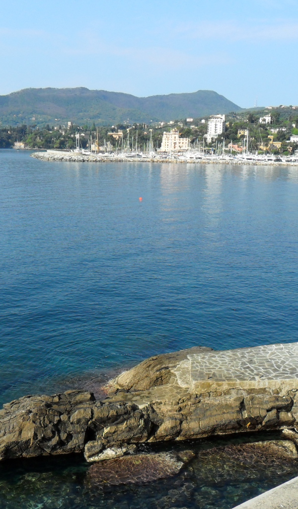 Спуск к причалу на курорте Сан Бартоломео Аль Маре, Италия