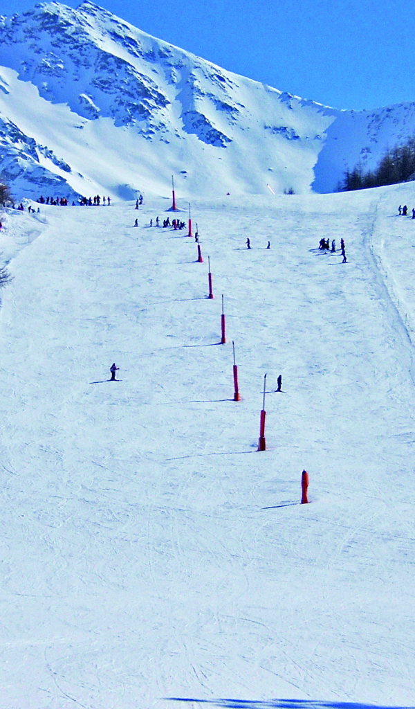 Спуск на лыжах на горнолыжном курорте Сестриер, Италия