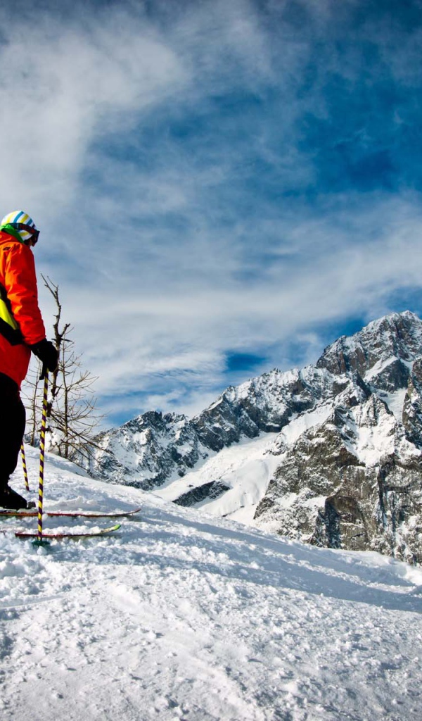 Спуск на лыжах на горнолыжном курорте Курмайор, Италия
