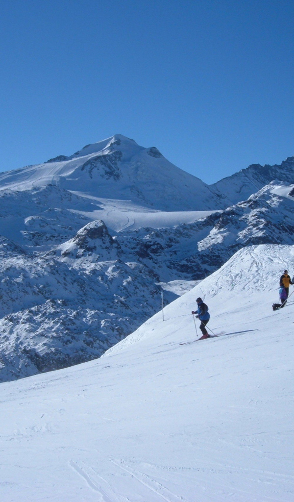 Спуск на лыжах на горнолыжном курорте Кортина д'Ампеццо, Италия