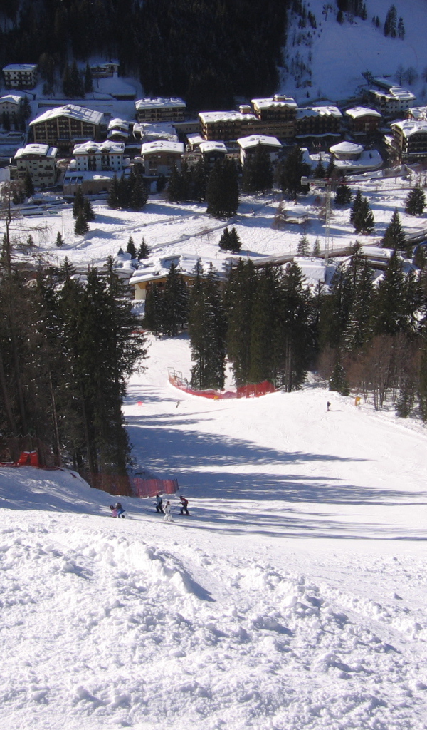 Спуск на лыжах на горнолыжном курорте Мадонна ди Кампильо, Италия