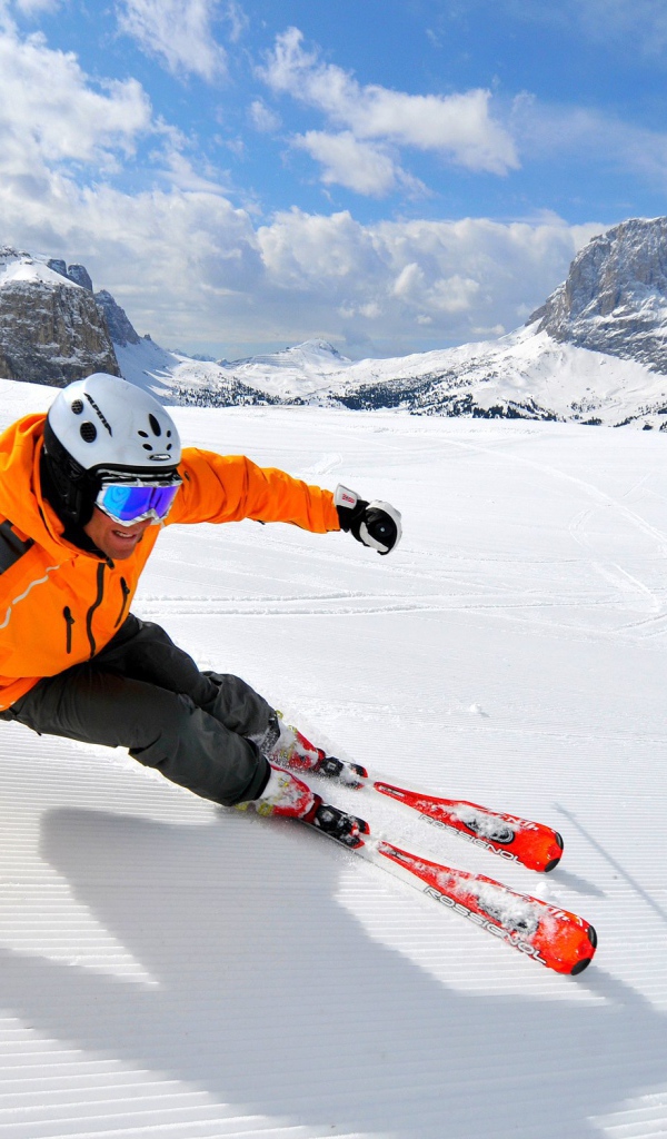 Спуск на лыжах на горнолыжном курорте Валь Гардена, Италия