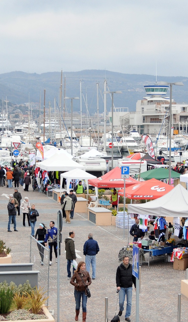 Набережная в Лоано, Италия