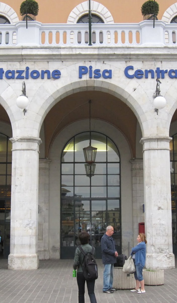 Вход на центральный вокзал в Пизе, Италия