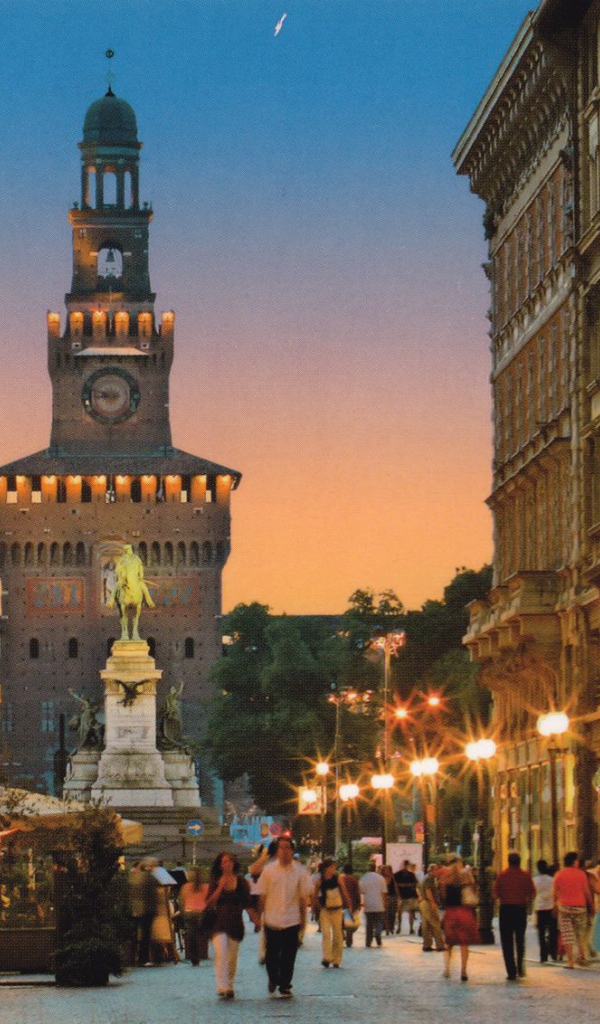 Вечерние огни в Милане, Италия