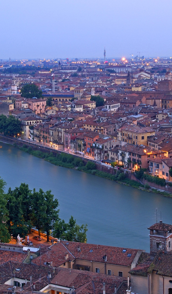 Вечерние огни в Вероне, Италия